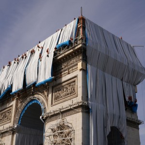 Christo and Jeanne-Claude L'Arc de Triomphe, Wrapped, Paris, 1961-2021 Ph: Wolfgang Volz  2021, © Christo and Jeanne-Claude Foundation