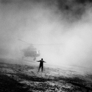 Elicottero utilizzato dalle truppe antidroga afgane e statunitensi. Helicopter used by U.S. and Afghan drug interdiction troops.  Afghanistan, 2006 ©Paolo Pellegrin/Magnum Photos