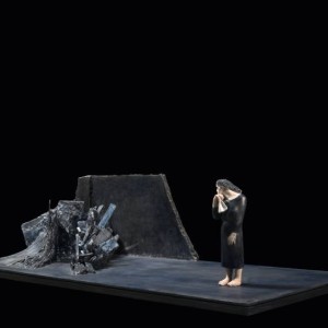 GIULIANO VANGI Donna nel paesaggio nero, 2022 Courtesy Archivio/archive Vangi Ph: Michele Alberto Sereni