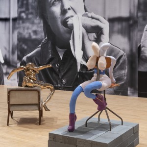 SARAH LUCAS Happy Gas Veduta dell’installazione/installation view Tate Britain, 2023 Zen Lovesong, 2023 Goddess, 2022 Eating a Banana, 1990  ©Sarah Lucas Ph: ©Tate (Lucy Green)