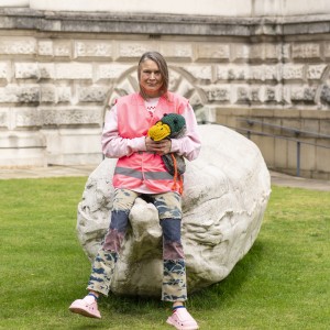 SARAH LUCAS Con la sua opera/with her work Kevin, 2013 Tate Britain, 2023  Ph: ©Tate (Lucy Green)
