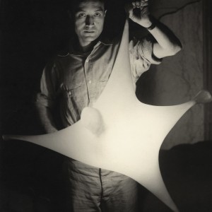 ISAMU NOGUCHI Study for Luminous Plastic Sculpture, 1943  Ph: Eliot Elisofon  The Noguchi Museum Archives, 03766  ©INFGM / ARS – DACS / Eliot Elisofon 
