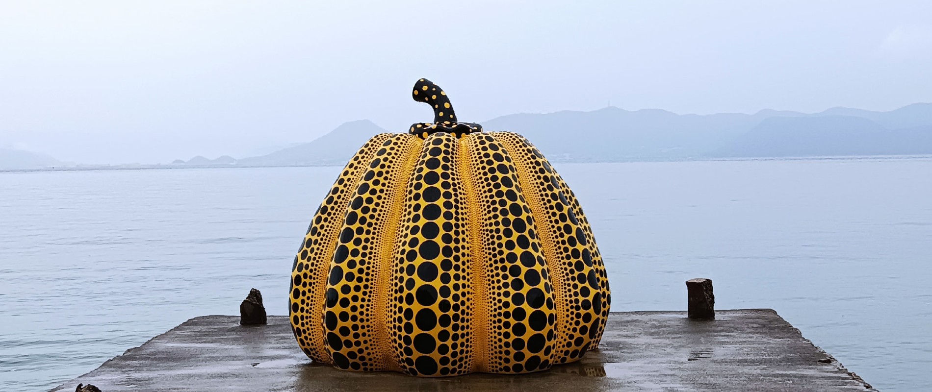 YAYOI KUSAMA Pumpkin, 2022 Isola/island Naoshima Ph: Paolo Magri