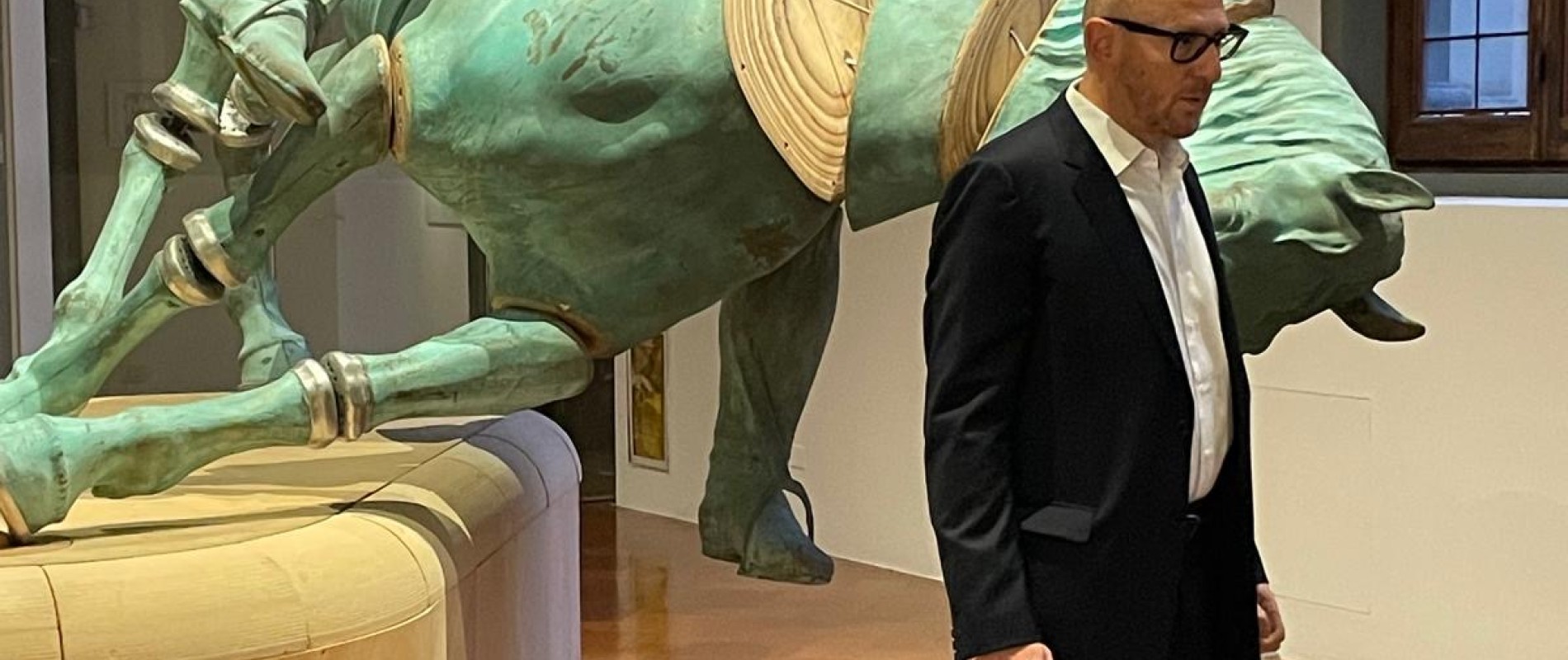 Broken  - Il direttore Arturo Galansino davanti a un'opera