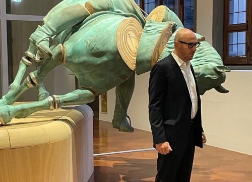Broken  - Il direttore Arturo Galansino davanti a un'opera