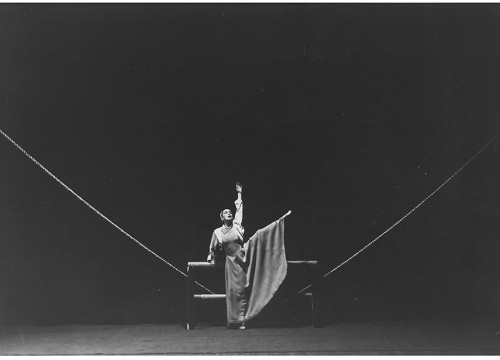 ISAMU NOGUCHI Stage set with wood element and rope for Martha Graham, Frontier, 1935 Ph: Barbara Morgan Noguchi Museum Archives (01508)  © Isamu Noguchi Foundation and Garden Museum / ARS – DACS / ProLitteris / VG Bild-Kunst / Barbara and Willard Morgan photographs and papers, Library Special Collections, Charles E. Young Research Library, UCLA